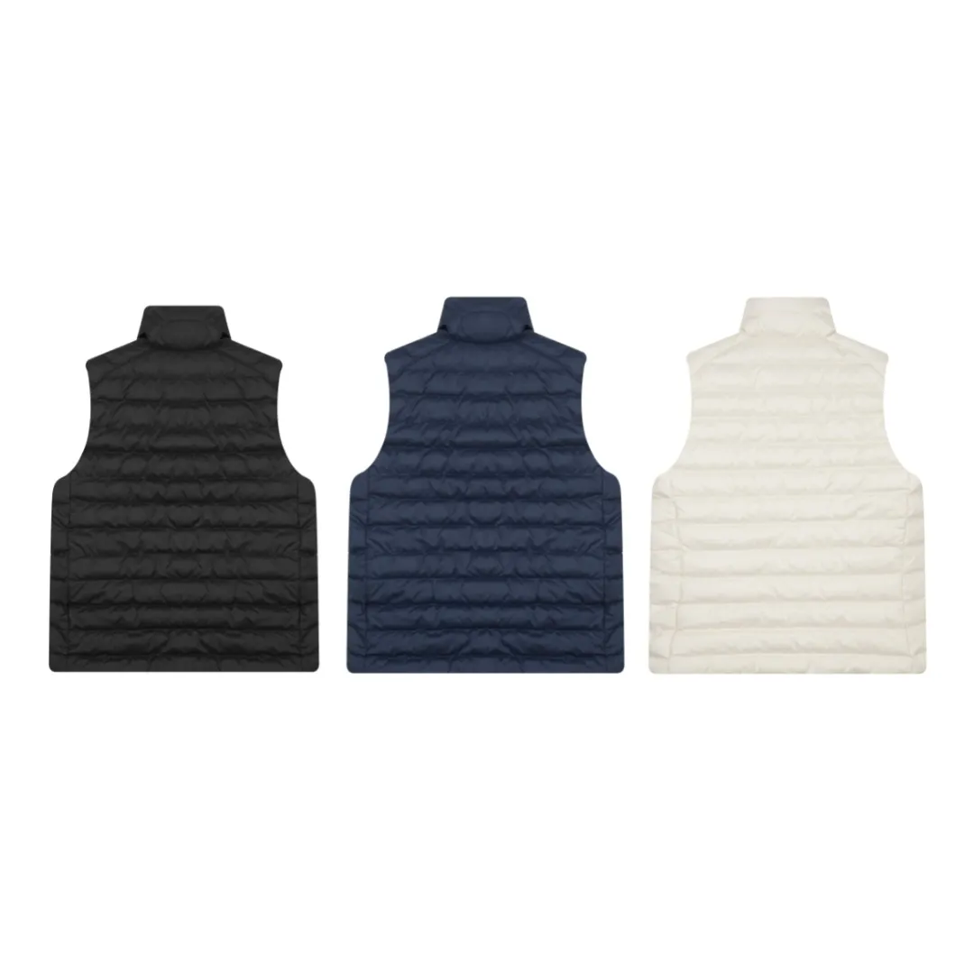P340 White background picture [Popular in winter] Style No.: 25125# Color: Black/Navy Blue/Almond Size: S-XL - Ralph Lauren/Ralph Lauren 2025FW Popular winter item Stand collar three zipper couple style rib down vest vest - Craftsmanship 400T diamond-proof nylon on the face Grid down filling inside 400T high-density gallbladder isolation - Correct slightly waisted version on both sides The placket is made of cotton webbing and has double zipper pockets on both sides - RL's hottest vest this year. Out of stock at counters. A treasure item with a winter atmosphere. It comes in three basic colors. It can be worn by both men and women, especially the creamy white with a warm red feel. Comes with a beauty filter, which girls love. The overall fluffiness is just right. It is light and not bloated. It is very chill. It can enhance the overall fashion sense whether worn outside or inside.